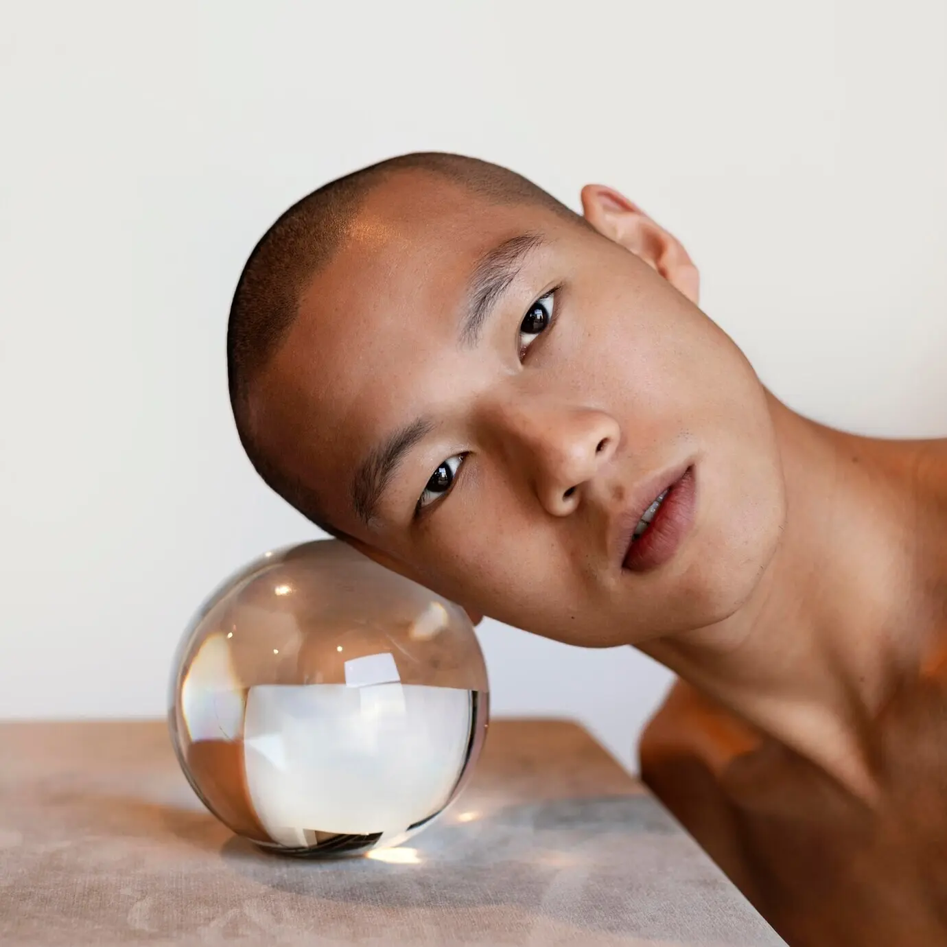 Портрет мужчины с глобусом.